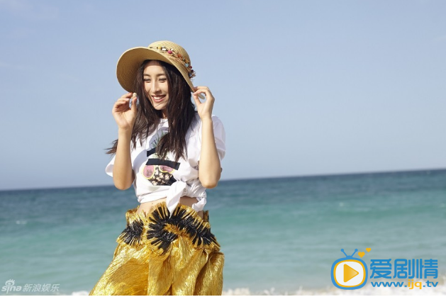 马苏唯美写真 马苏拍摄了一组以大海为主题的夏日写真，海边风情十足的穿着，在阳光沙滩的衬托下，尽显清新怡人的气质。