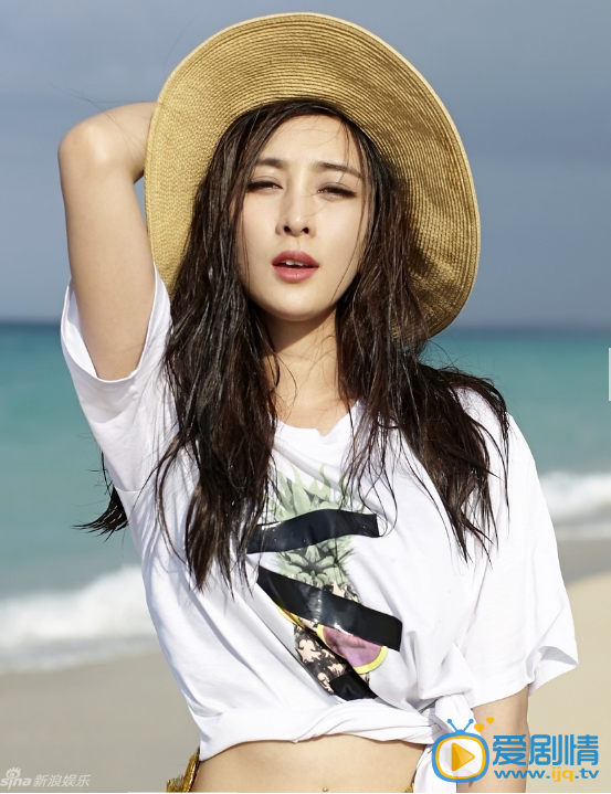 马苏唯美写真 马苏拍摄了一组以大海为主题的夏日写真，海边风情十足的穿着，在阳光沙滩的衬托下，尽显清新怡人的气质。
