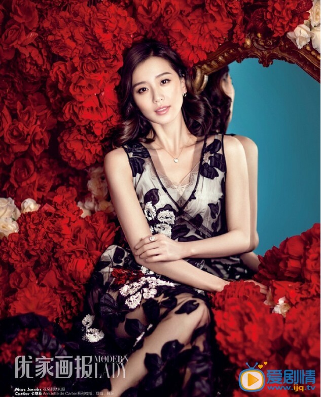 刘诗诗杂志写真 刘诗诗登上《优家画报》封面，置身花海演绎别样风华。