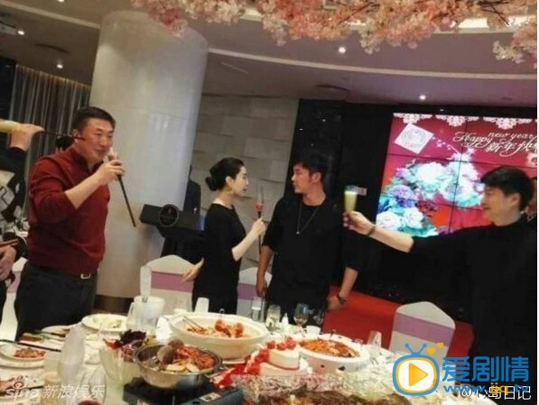 范冰冰和李晨亲密照 2016年2月10日，范冰冰和李晨及家人在家吃饭、合影。