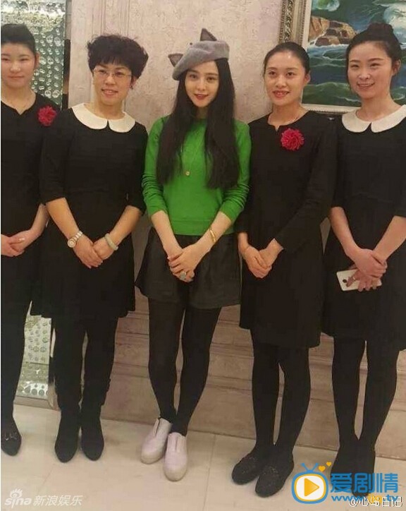 范冰冰和李晨亲密照 2016年2月10日，范冰冰和李晨及家人在家吃饭、合影。