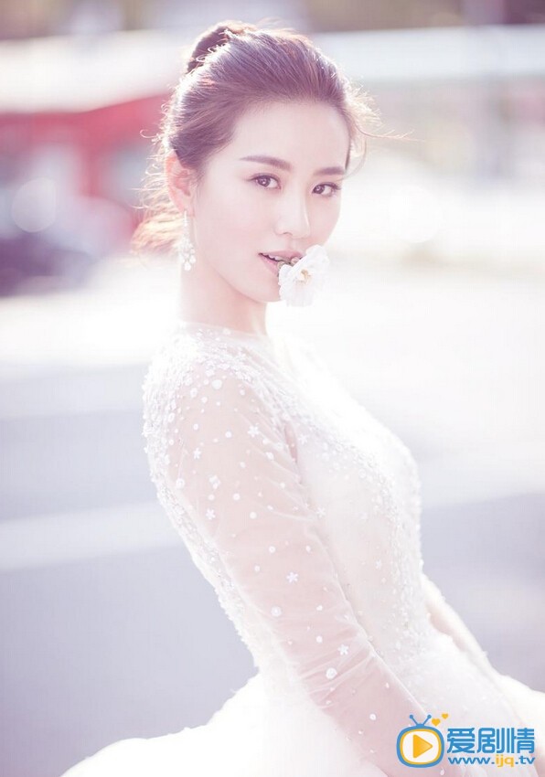 吴奇隆婚纱照 刘诗诗吴奇隆3月20日将于巴厘岛完婚，届时圈中好友将悉数到场送上祝福，“小虎队”另两位成员苏有朋、陈志朋也会前往参加。阔别已久的“小虎队”组合也将再次合体。