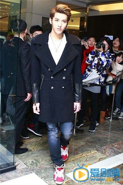 吴亦凡机场潮服照 吴亦凡高清写真_吴亦凡高清剧照