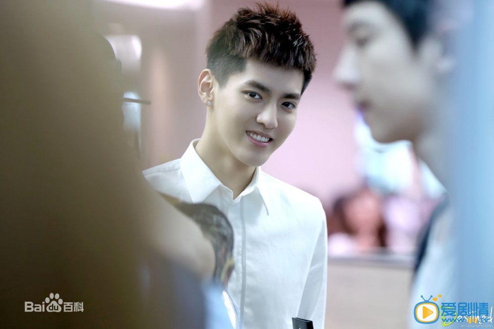 吴亦凡白衬衫校草照 吴亦凡高清写真_吴亦凡高清剧照