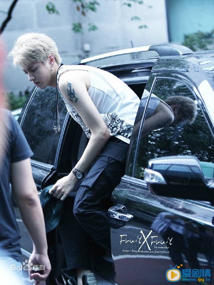 吴亦凡机场潮服照 吴亦凡高清写真_吴亦凡高清剧照