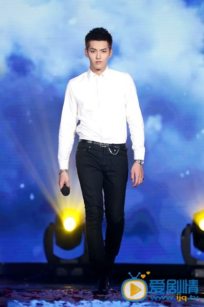 吴亦凡白衬衫校草照 吴亦凡高清写真_吴亦凡高清剧照