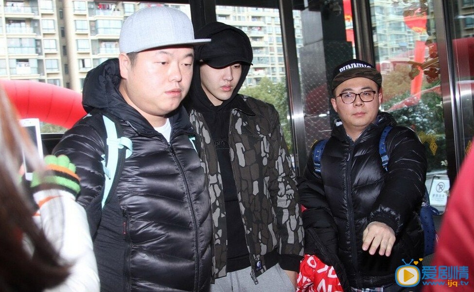 吴亦凡机场潮服照 吴亦凡高清写真_吴亦凡高清剧照
