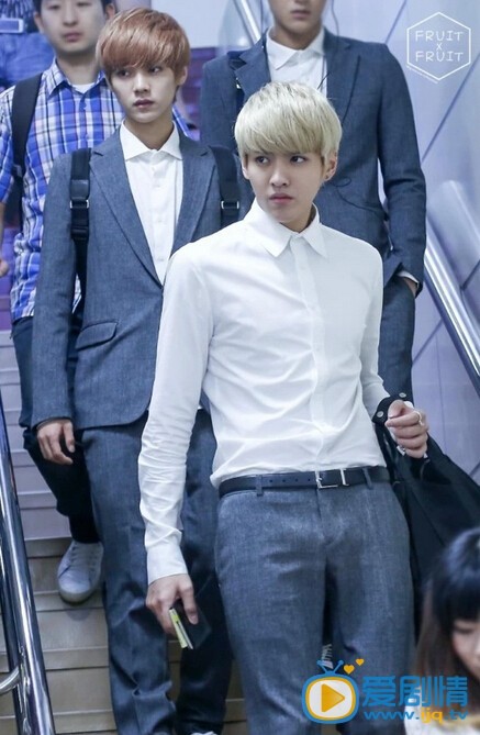 吴亦凡机场潮服照 吴亦凡高清写真_吴亦凡高清剧照