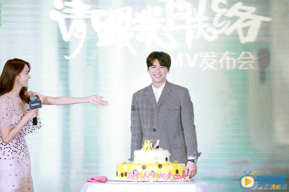 林允儿林允儿李易峰合作 李易峰《请跟我联络》的MV正式曝光，韩国超人气女团成员、演员林允儿惊喜加盟，与李易峰在MV当中上演了一场浪漫的“布拉格恋曲”。