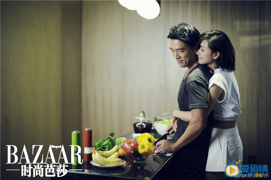 王耀庆杂志写真照 2015年，万茜和王耀庆为某时尚杂志拍摄了一组以平面电影展现的时尚大片，片中的他们正在热恋，举手投足间无不弥漫着幸福的气息。