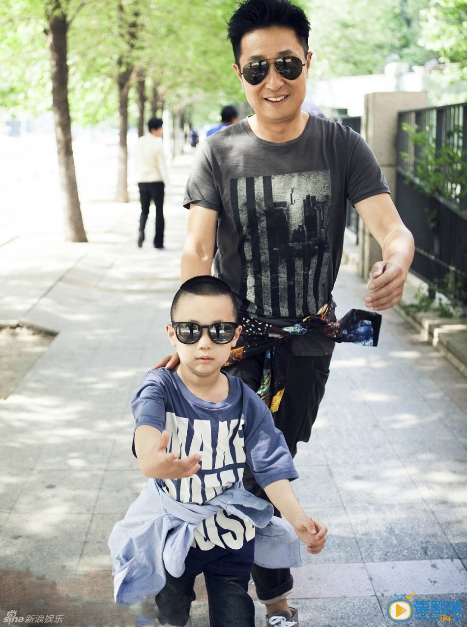 林永健家庭照 林永健父子街拍，二人一身时尚亲子装走上夏日街头，拉风的造型赚足眼球