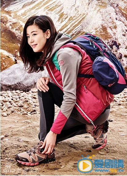 全智贤运动写真 韩国女艺人全智贤近日为代言的某户外品牌拍摄了2015秋冬季新品广告写真。