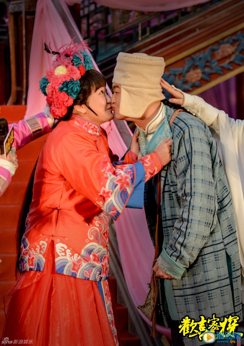 包文婧《欢喜密探》媒体探班照 《欢喜密探》开放媒体探班，包贝尔在妻子包文婧与王鸥的怂恿下，与贾玲现场激情上演热吻戏码。