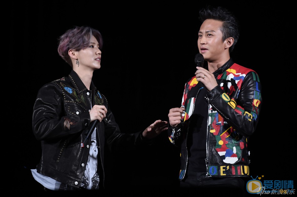 鹿晗演唱会照片 鹿晗Reloaded演唱会现场 鹿晗Reloaded演唱会首场北京站于26日19:30正式开始！鹿晗劲歌热舞潇洒自如，最后还戴上了鹿角，与粉丝合影。