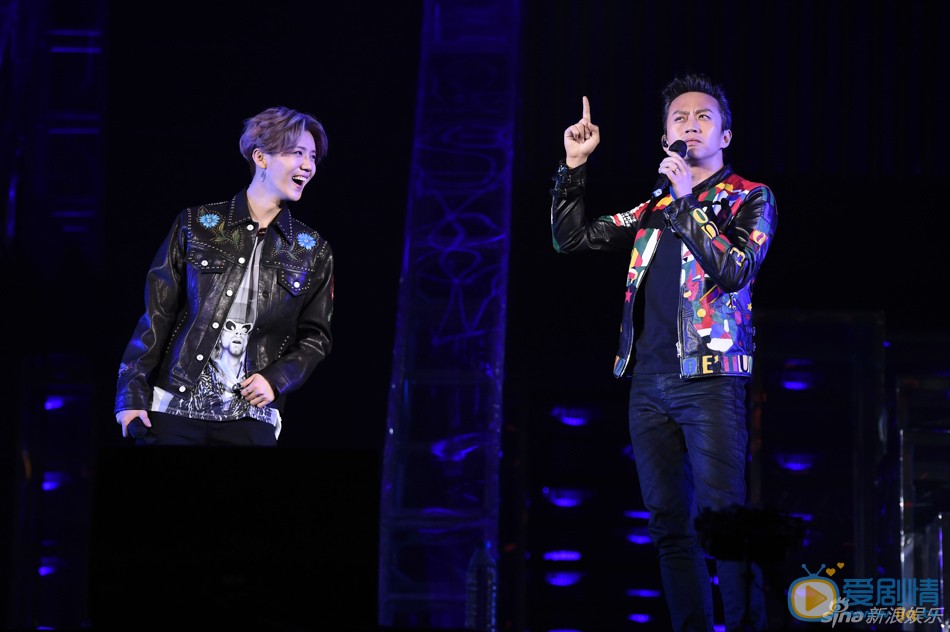 鹿晗演唱会照片 邓超助阵 鹿晗Reloaded演唱会首场北京站于26日19:30正式开始！鹿晗劲歌热舞潇洒自如，最后还戴上了鹿角，与粉丝合影。