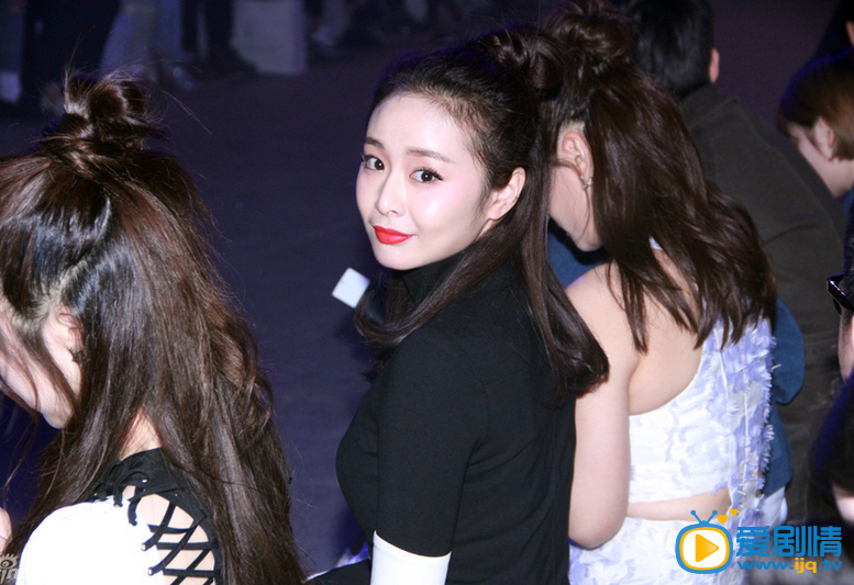 高叶活动照 2016年3月高叶现身竞园艺术中心，为好友赵涛的秀场站台。