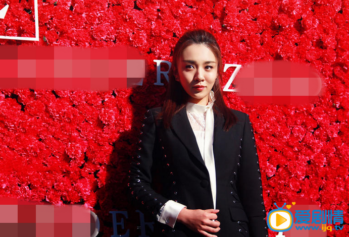 高叶活动照 2016年3月高叶现身竞园艺术中心，为好友赵涛的秀场站台。