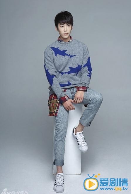 冉旭写真 冉旭一组全新写真。温暖毛衣搭配活泼的格纹衬衫，如初恋男友般温柔清新。