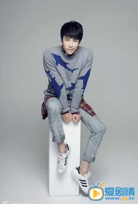 冉旭写真 冉旭一组全新写真。温暖毛衣搭配活泼的格纹衬衫，如初恋男友般温柔清新。