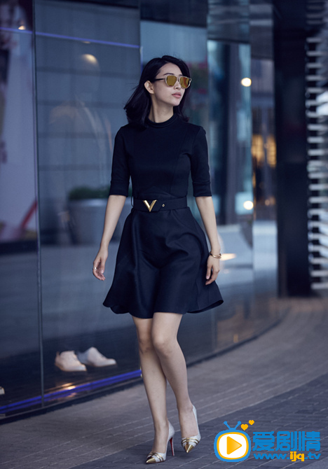 张俪街拍写真 黑色小短裙写真