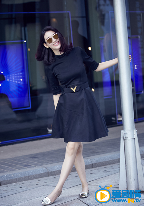 张俪街拍写真 黑色小短裙写真