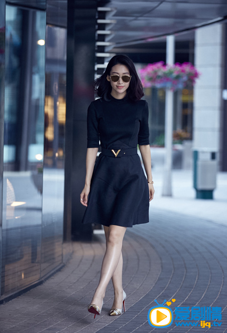 张俪街拍写真 黑色小短裙写真