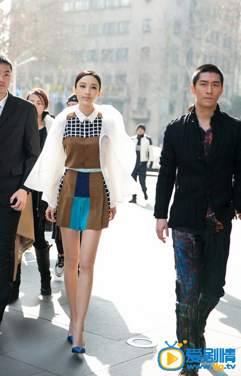 张俪活动照 2015.2.12人气演员张俪携手当红小生窦骁共同出席某时尚品牌活动，并就时尚话题与现场粉丝展开互动。