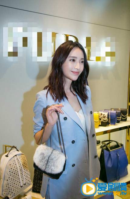 张俪活动照 2015.4.1张俪现身某时尚品牌88周年庆祝活动，以一身早春最in穿搭的浅蓝色西装清爽亮相，优雅帅气。