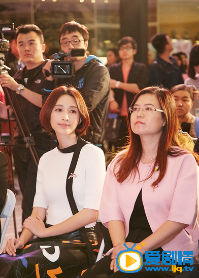 张俪活动照 10月18日晚，张俪为2015年时尚健康&粉红丝带亮灯仪式活动点灯，与嘉宾一起宣传“在一起，更有力量”的粉红宣言，呼吁女性要关爱自身健康，增强乳房自检意识。