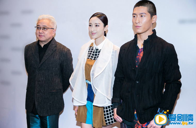 张俪活动照 2015.2.12人气演员张俪携手当红小生窦骁共同出席某时尚品牌活动，并就时尚话题与现场粉丝展开互动。