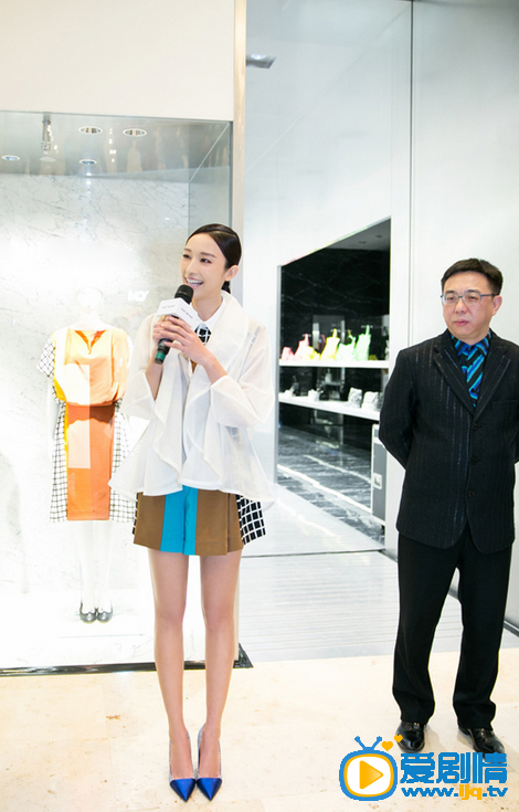 张俪活动照 2015.2.12人气演员张俪携手当红小生窦骁共同出席某时尚品牌活动，并就时尚话题与现场粉丝展开互动。