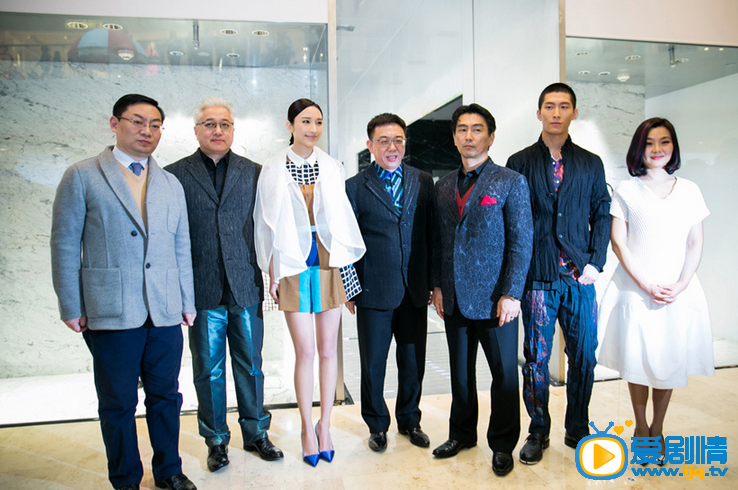 张俪活动照 2015.2.12人气演员张俪携手当红小生窦骁共同出席某时尚品牌活动，并就时尚话题与现场粉丝展开互动。