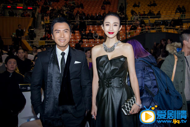 张俪活动照 时尚先生盛典，包括吴秀波、甄子丹、赵寅成等中韩众多明星悉数到场。《青年医生》中有不俗表现的张俪也应邀参加，身穿lanvin 2014 aw最新show piece的皮裙和手包惊艳亮相。