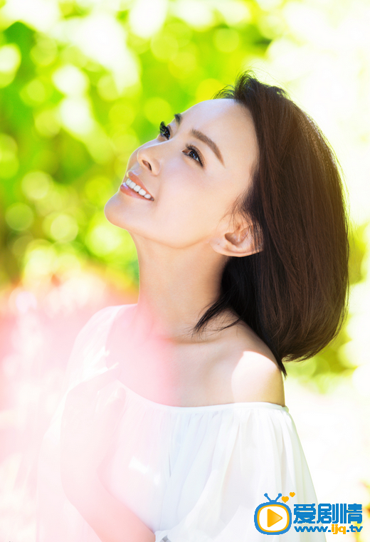 刘威葳时尚写真 2015.5刘威葳曝光一组最新写真，片中刘威葳在初夏的阳光下演绎沁人绿意。