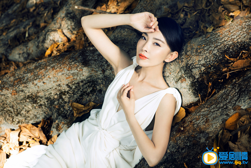 刘威葳时尚写真 2015.7演员刘威葳曝光一组最新自然风写真，刘威葳置身于原始自然中，小露性感，上演清新时刻。