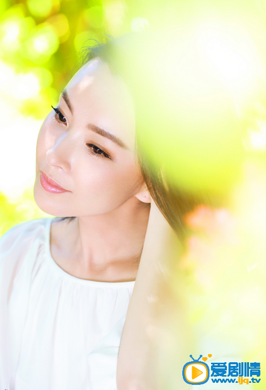 刘威葳时尚写真 2015.5刘威葳曝光一组最新写真，片中刘威葳在初夏的阳光下演绎沁人绿意。
