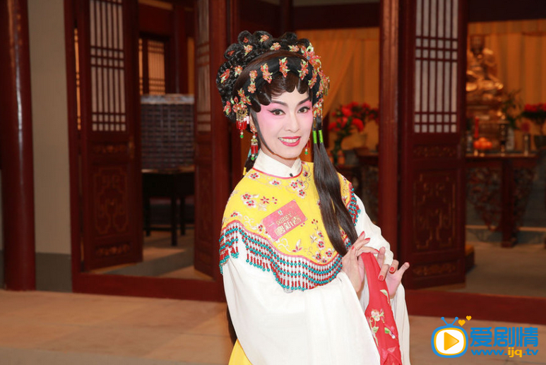 米雪活动照 《保良金羊庆新春之三笑姻缘》正在紧张拍摄中。