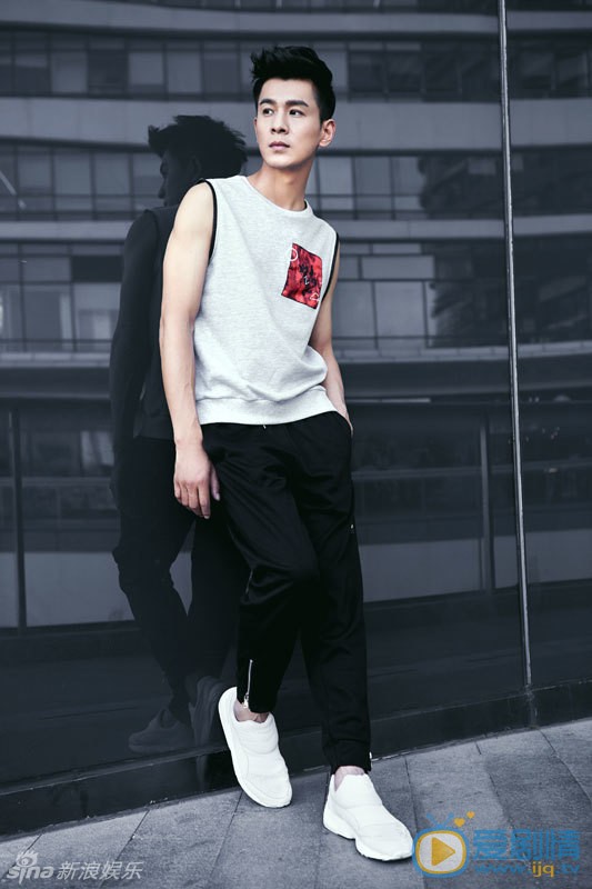 乔振宇时尚街拍 近日乔振宇推出了一组时尚街拍，一反古装剧中“翩翩公子”的形象，化身为一枚动感潮男！乔振宇将街头嘻哈元素融合到男生的日常休闲穿着当中，个性十足！
