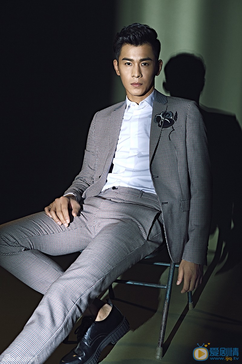 乔振宇型男绅士写真 近日乔振宇曝光了一组冬季温暖大片，他分别尝试了西装和大衣两款造型，凭借着谦谦君子的气质，和合体修身的裁剪，彰显了完美的“绅士品格”。