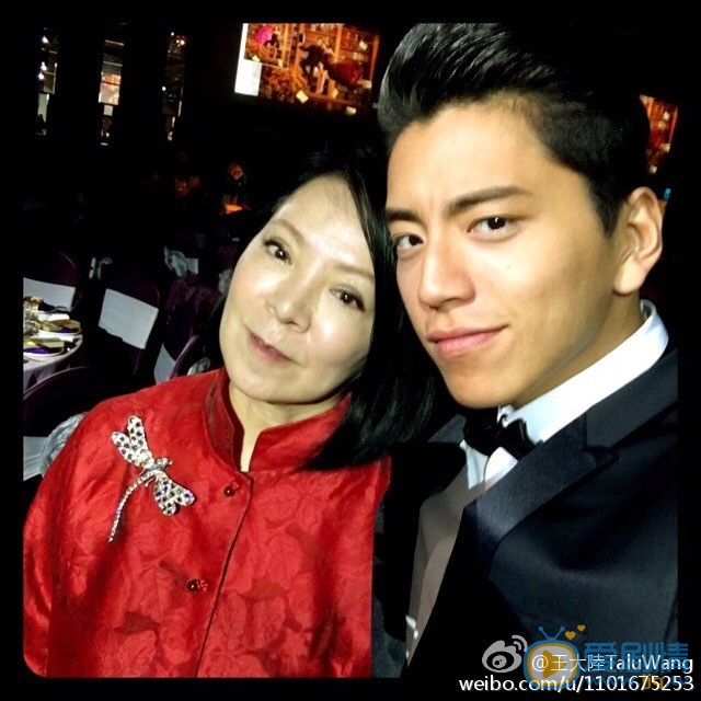 王大陆与家人合照 王大陆高清写真_王大陆高清剧照