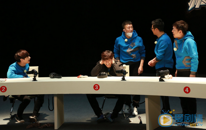 孙红雷极限挑战 “极限男人帮”黄渤、孙红雷、黄磊、罗志祥、王迅和张艺兴又回到了上海。这一次，导演组还精心的为他们准备了6张飞往海南的机票，一场说走就走的旅行旋即展开。