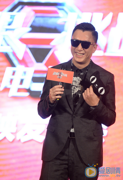 孙红雷发布会 电影《极限挑战》在上海举办了首映礼，导演严敏、任静携“极限男人帮”黄渤、孙红雷、黄磊、罗志祥、王迅、张艺兴，以及电影中的“小公主”赵丽颖悉数出席。