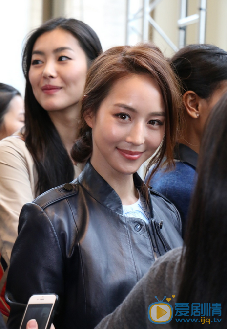 张钧甯活动照  2016年2月16日，美国纽约，超模刘雯与女星张钧甯助阵纽约2016秋冬时装周Tory Burch专场秀。