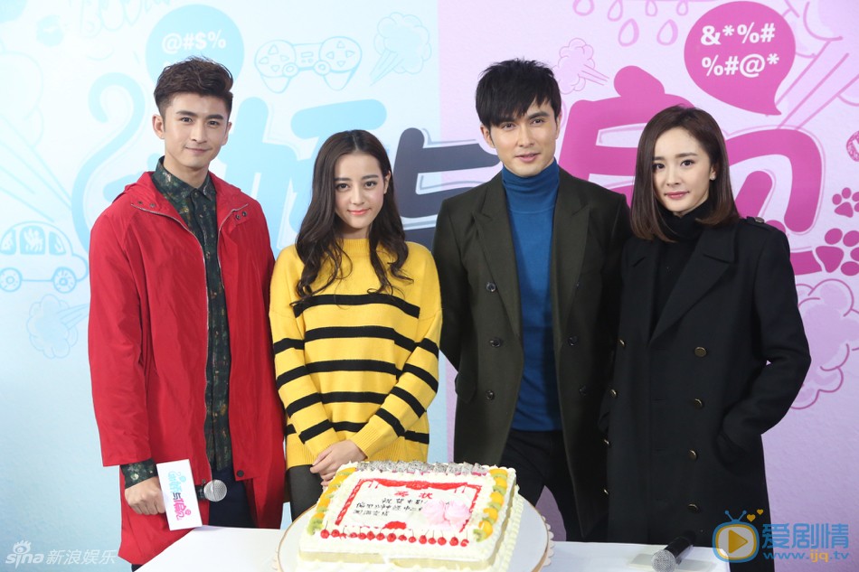 张云龙出席活动照 由杨幂工作室参与投资的喜剧《傲娇与偏见》举行了媒体探班活动。首次主演电影的迪丽热巴，与张云龙、高伟光演出两男一女同居奇事。
