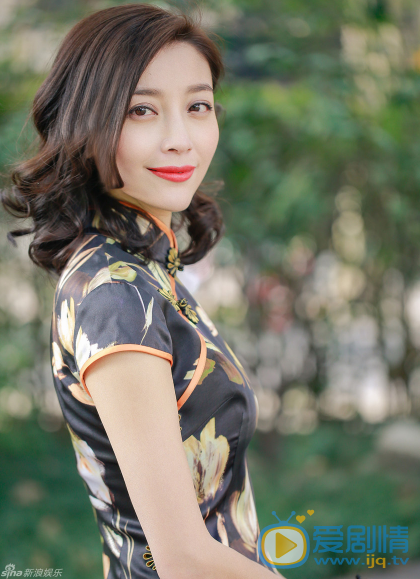 高晓菲街拍写真 高晓菲拍摄了一组旗袍写真，这组在上海街拍的旗袍照片尽展其优雅大气的飘飘女人香，媚中带傲，女人味十足。