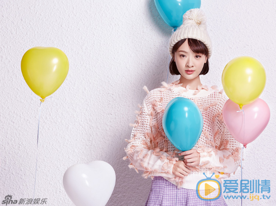 孙铱清新写真 95后新人孙铱曝光了一组圣诞写真。该组写真中，孙铱以米色小毛衣搭配紫色鱼尾裙，粉色系的清新妆容，在气球的包围下青春俏皮温暖寒冬。