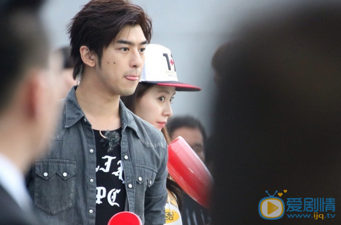 陈柏霖《我们相爱吧》节目照 2016年4月23日，陈柏霖、宋智孝在台北录制《相爱吧2》，两人双手紧握观看棒球比赛。当Kiss Camera照到二人时，两人用写着甜蜜宣言的纸板挡住了脸，引起一片尖叫。