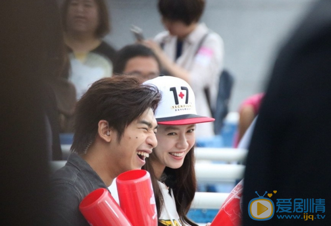 陈柏霖《我们相爱吧》节目照 2016年4月23日，陈柏霖、宋智孝在台北录制《相爱吧2》，两人双手紧握观看棒球比赛。当Kiss Camera照到二人时，两人用写着甜蜜宣言的纸板挡住了脸，引起一片尖叫。