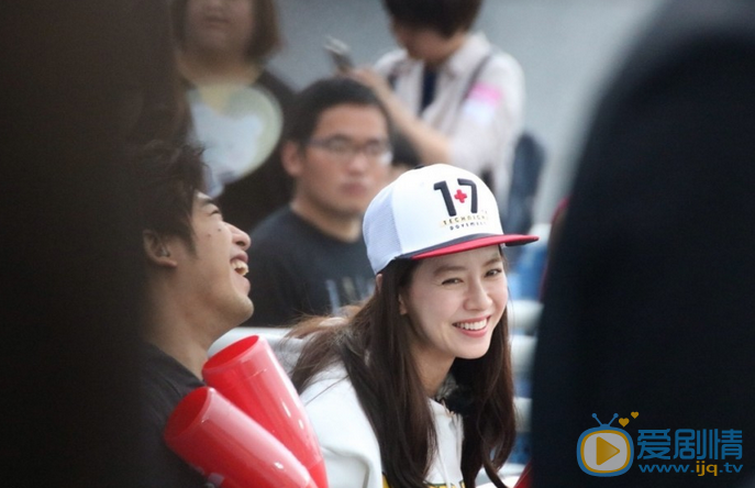 陈柏霖《我们相爱吧》节目照 2016年4月23日，陈柏霖、宋智孝在台北录制《相爱吧2》，两人双手紧握观看棒球比赛。当Kiss Camera照到二人时，两人用写着甜蜜宣言的纸板挡住了脸，引起一片尖叫。