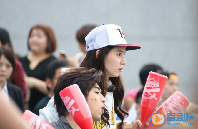 陈柏霖《我们相爱吧》节目照 2016年4月23日，陈柏霖、宋智孝在台北录制《相爱吧2》，两人双手紧握观看棒球比赛。当Kiss Camera照到二人时，两人用写着甜蜜宣言的纸板挡住了脸，引起一片尖叫。